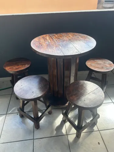 Jogo de mesa e bancos