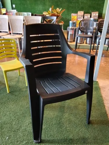 Poltrona plástica resistente e confortável