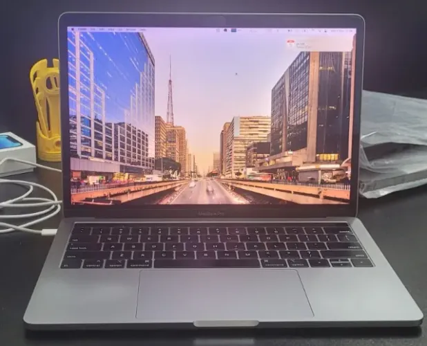 MacBook Pro 13 2018 16Gb Ssd 256Gb Touch Bar Off Tela C/ Mancha