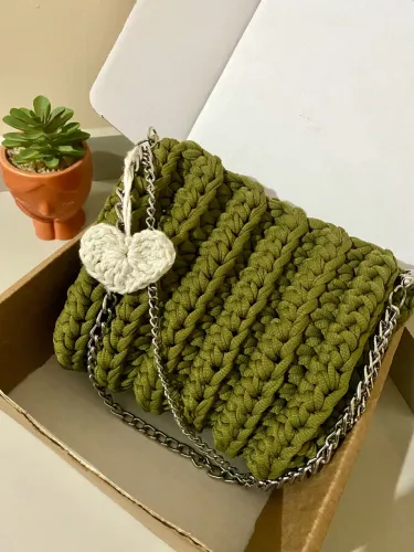 Bolsa de Crochê Artesanal Verde Musgo com Chaveiro