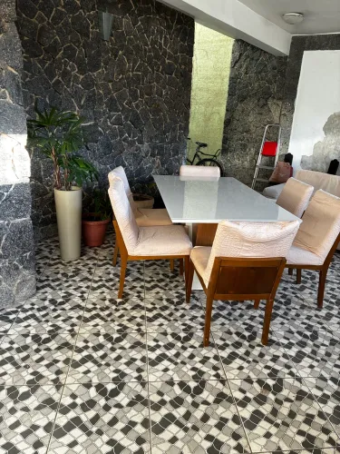 Mesa com seis cadeiras de madeira maciça