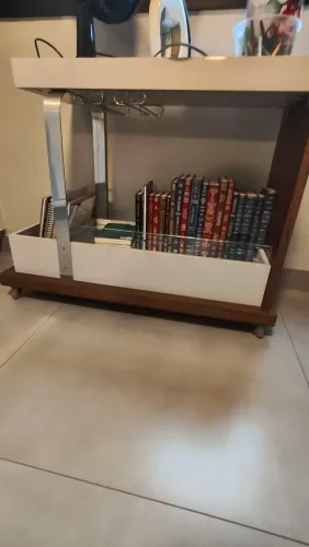 Bar com nichos para vinho e suporte de taças.