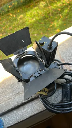Refletor Profissional Dedolight DLHM4-300 (150W) - Iluminação de Precisão