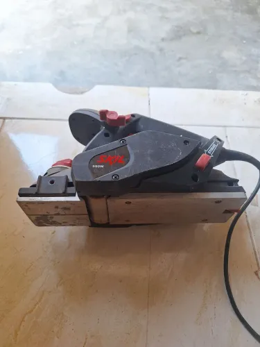 vendo uma plaina elétrica em perfeito estado