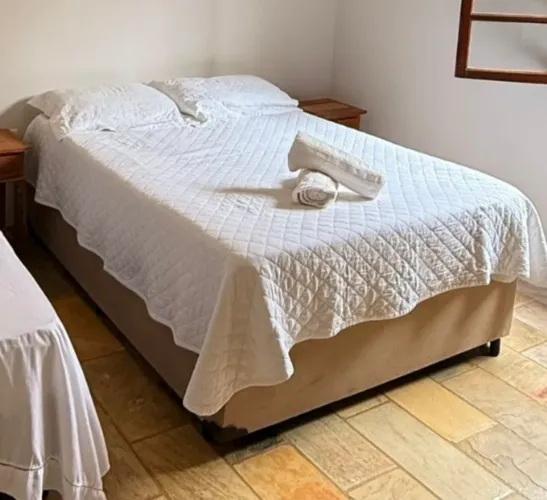 Baú bege para cama casal 