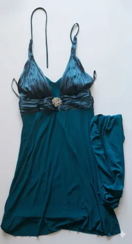 Vestido midi de festa com echarpe