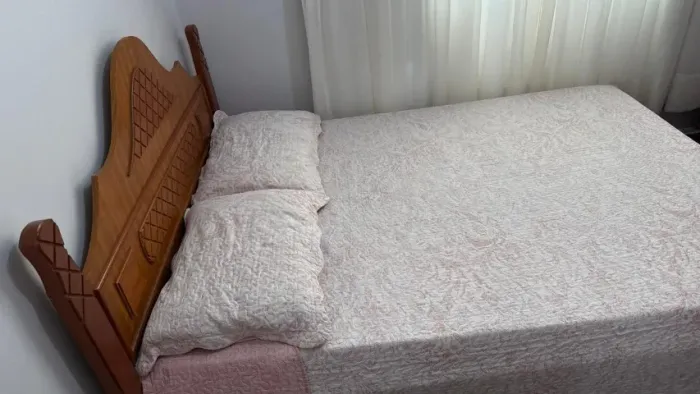 Cama de casal em madeira + colchão