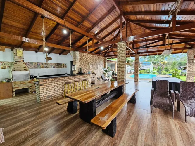 Casa residencial à venda no bairro Rio Cerro I com 220 m² e 4 dormitórios/quartos.