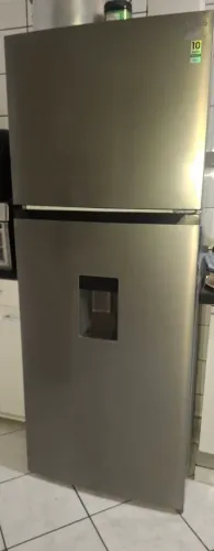 Geladeira Inverter Philco frossfree com dispenser de água na porta.