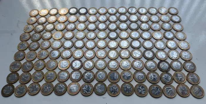 Moedas alimpiadas entre outras