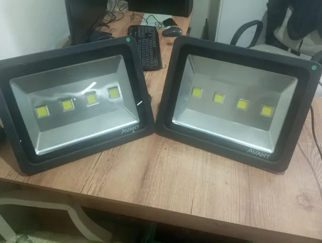 Refletor LED Avant 200W Alto Brilho - Perfeito Estado.