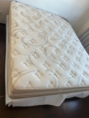 Cama Queen com colchão de molas