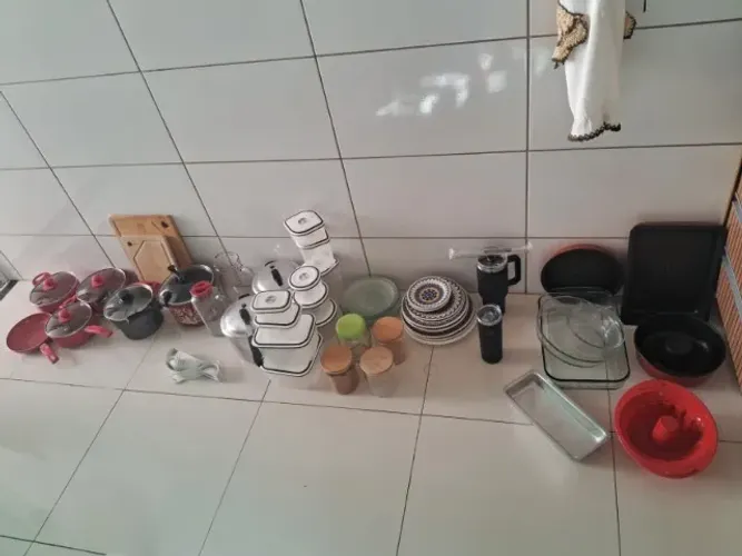 Várias panelas e Louças para Cozinha