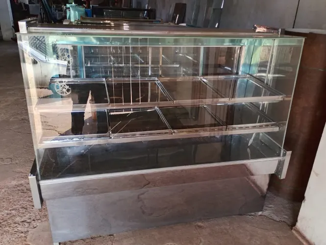 Vende-se vitrine estufa de 1,50 metros com resistência