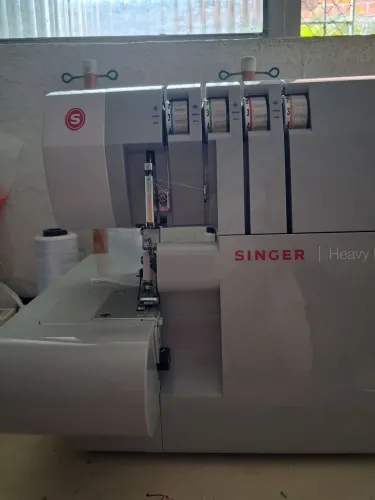 Máquina de Costura Overloque Singer Heavy Duty