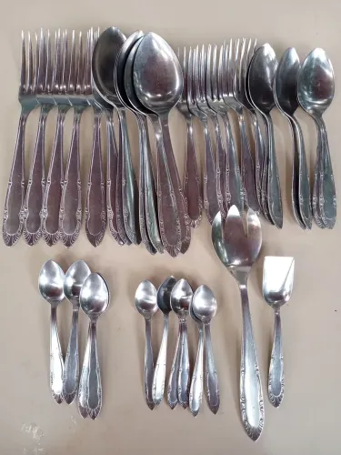 Talheres usados de um faqueiro antigo incompleto da marca inox Royplat em ótimo estado.