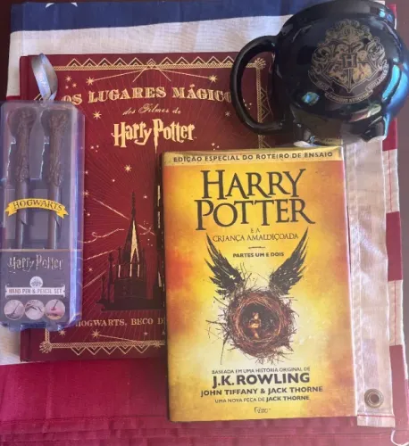 Kit com Livros e Objetos do Harry Potter