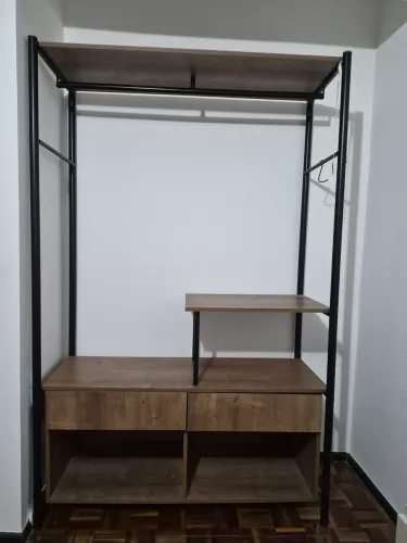 Guarda Roupa aberto / Arara de roupas