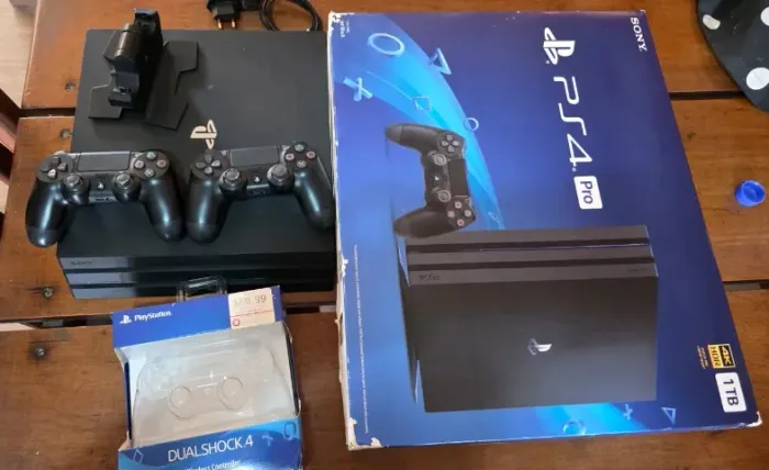 PS4 Pro 1TB Completo + 2 Controles Originais + Caixa + 6 Jogos