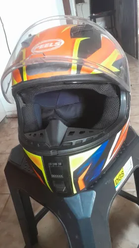 Capacete com óculos