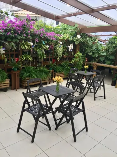 Conjunto de mesa e cadeiras em madeira escura da Tramontina