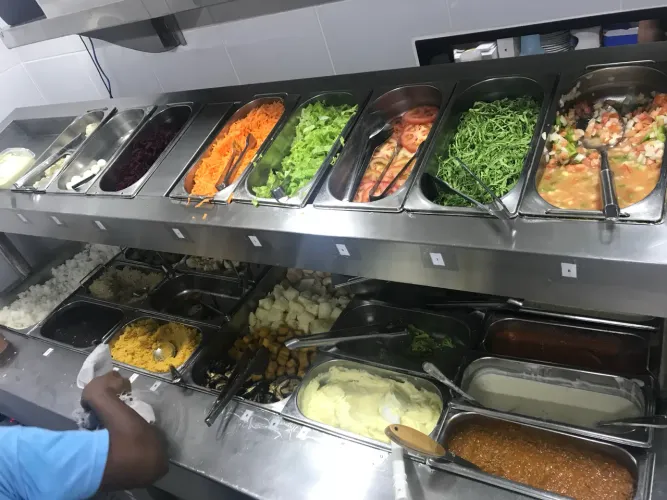 Vaga cozinheiro com experiência em carteira !