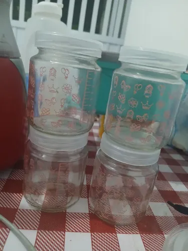 Pote de vidro estéril para armazenar leite materno