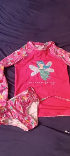 Kit com 2 conjuntos e 1 blusa com proteção UV infantil