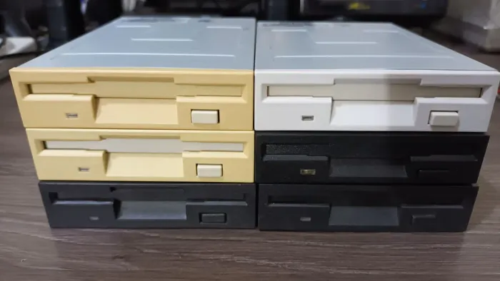 6 drives de 3 1/2'' ,1.44 Mb. Para peças ou conserto.