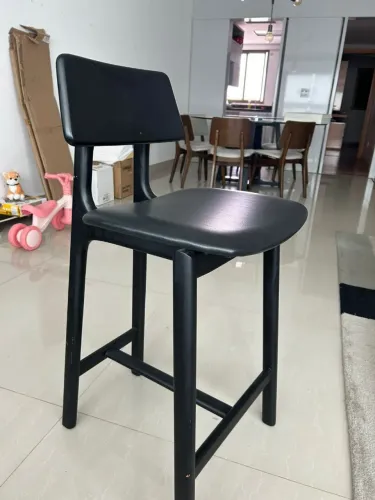 Banqueta preta da Prodomo assento em couro ecológico