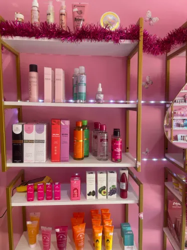 Repasse de produtos e prateleiras para loja de maquiagem 
