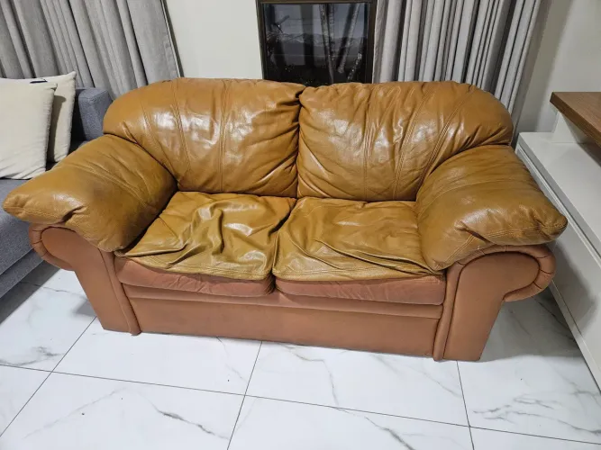 SOFÁ DE COURO 2 LUGARES