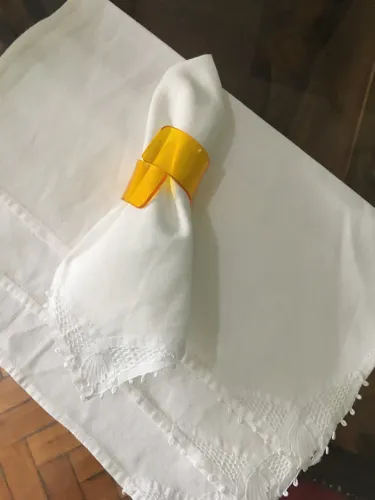 Guardanapo tecido branco com bordado vintage