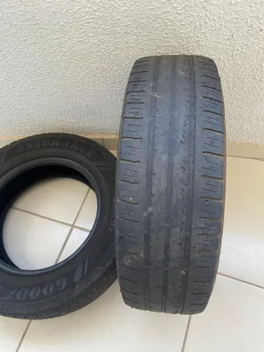 Vendo 2 pneus meia-vida aro 14 da marca Goodyear