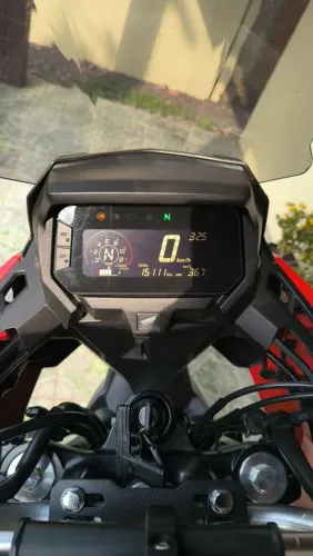 Moto muito inteira , nuca caiu somente de casa para o trabalho.