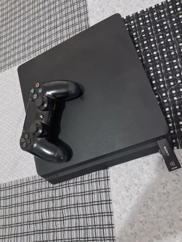 Vendo ps4 slim, vai com jogo pes 2021