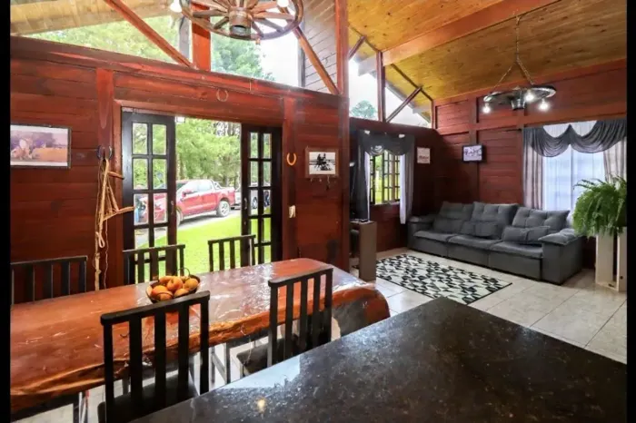 Chácara Completa em Contenda: Casa 160m², Salão de Festas, Piscina e Energia Solar!