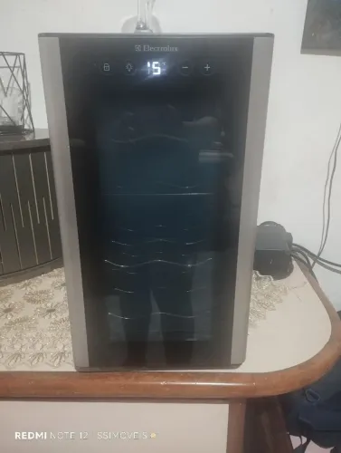 Vendo maravilhosa adega climatizada Eletrolux 8 garrafas 