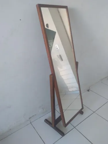 Espelho articulado com apoio de chão 