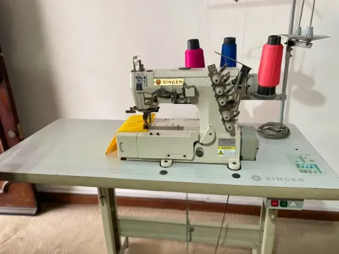 Galoneira Industrial Singer 521C-364-31 Completa com Mesa e Motor