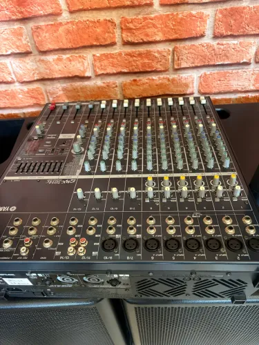 Mesa de Som Yamaha EMX5014C Amplificada