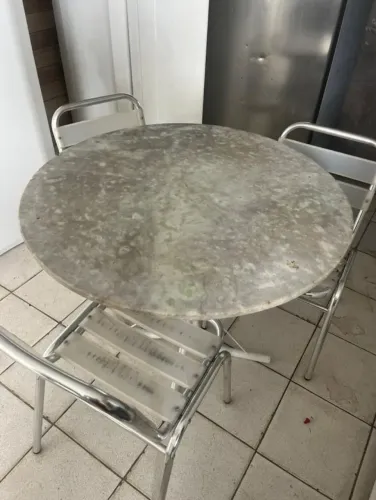 Mesa com cadeiras de plástico 