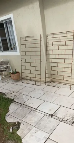 2 grades de ferro medindo 1,56m x 0,84m cada uma. 80,00. Retirar bairro Boqueirão