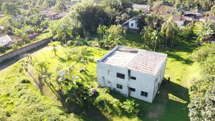 Chácara com Casa Maravilhosa em fase de acabamento de 250m² construidos c/ 2 pavimentos em