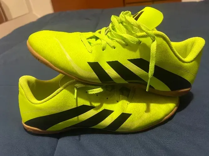 Chuteira tamanho 38