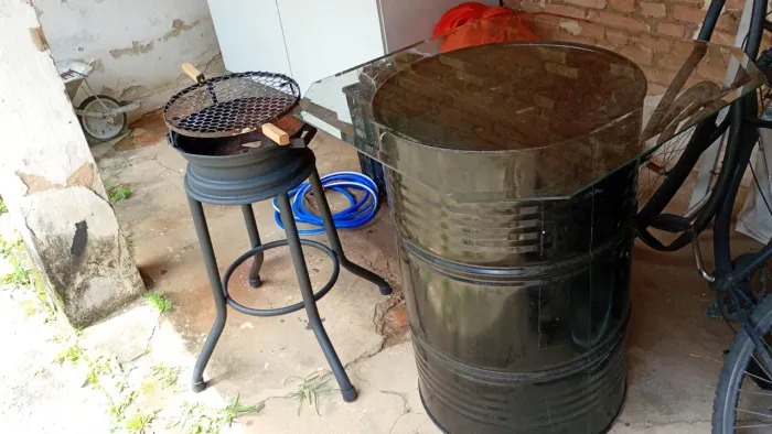 Vendo churrasqueira e mesa com vidro 