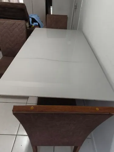 Vendo mesa de seis lugares grandes com 3 cadeiras