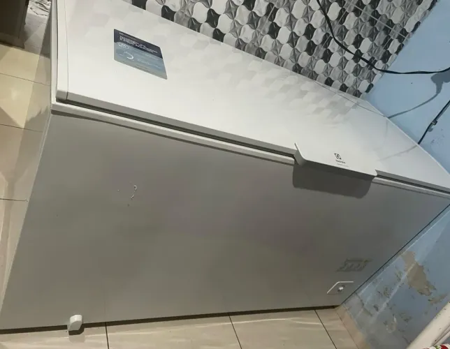 Freezer semi novo