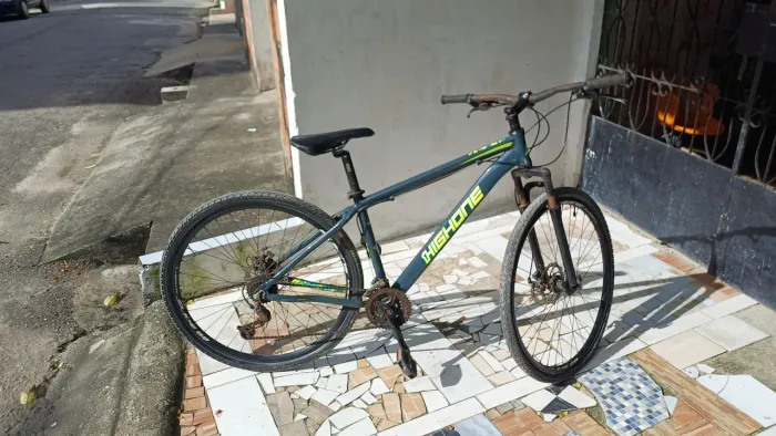 BICICLETA HIGHONE ARO 29 + CAPACETES+ SHORT COM HIDROGEL (SEMINOVO)