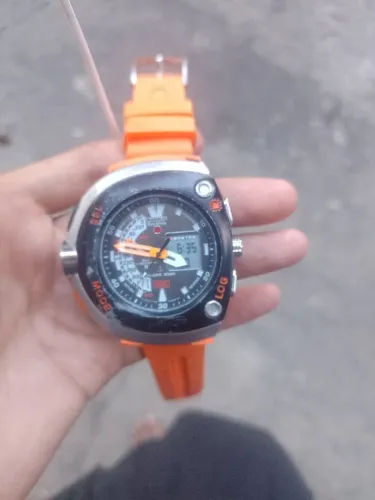 Um relógio da marca Cittzem só ta com porteiro que roda parado agora fora isso tá todo bom